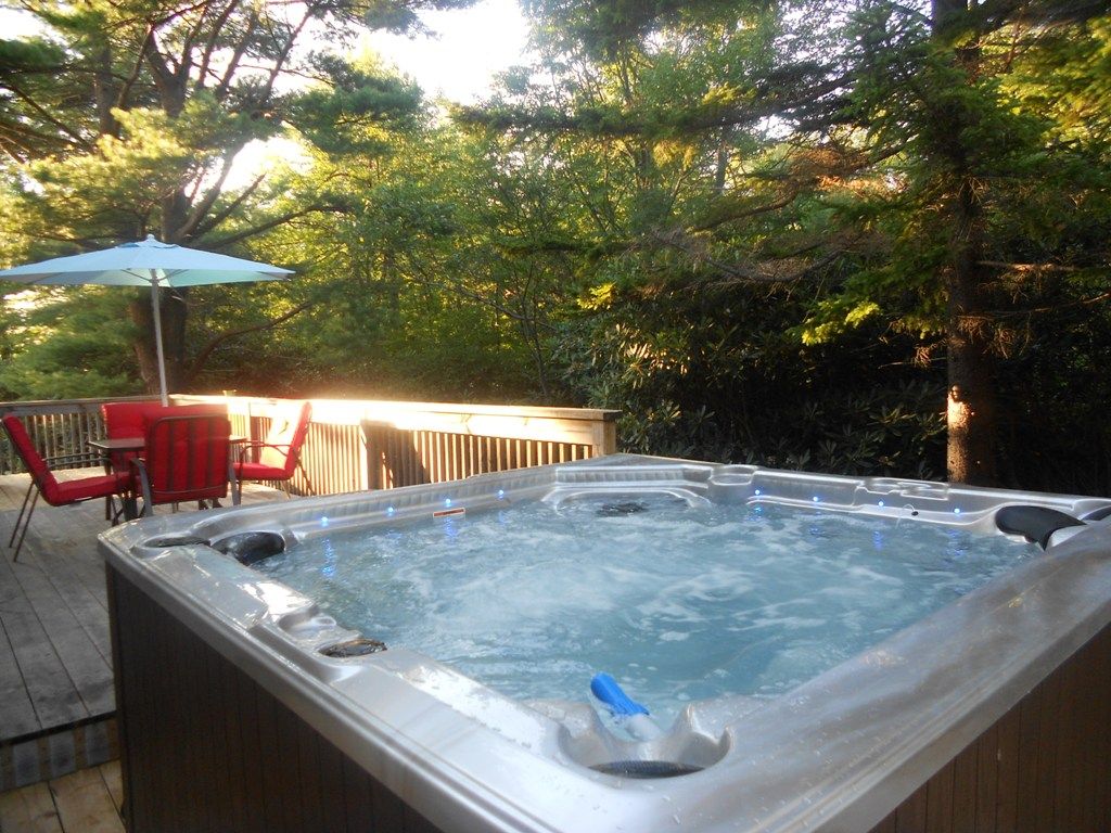 Poconos Vacation Rentals with Hot Tub, Indoor and Outdoor Pool
